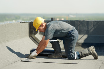 Flat roof covering works with roofing felt